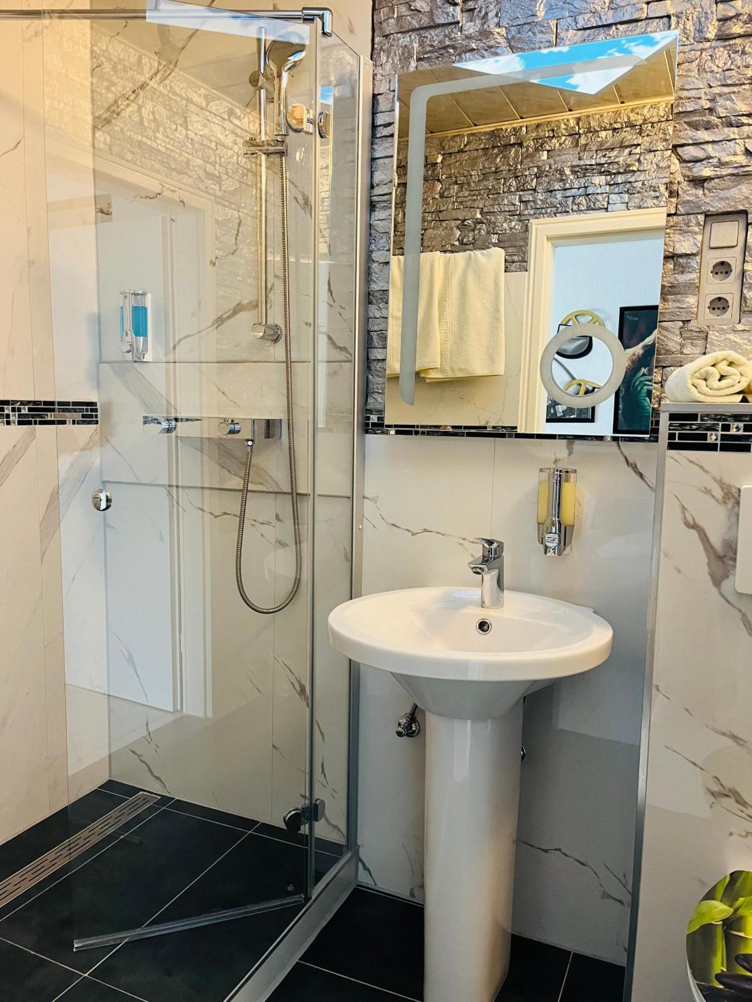 Hotel Karthaeuser Hof Floersheim am Main Екстериор снимка