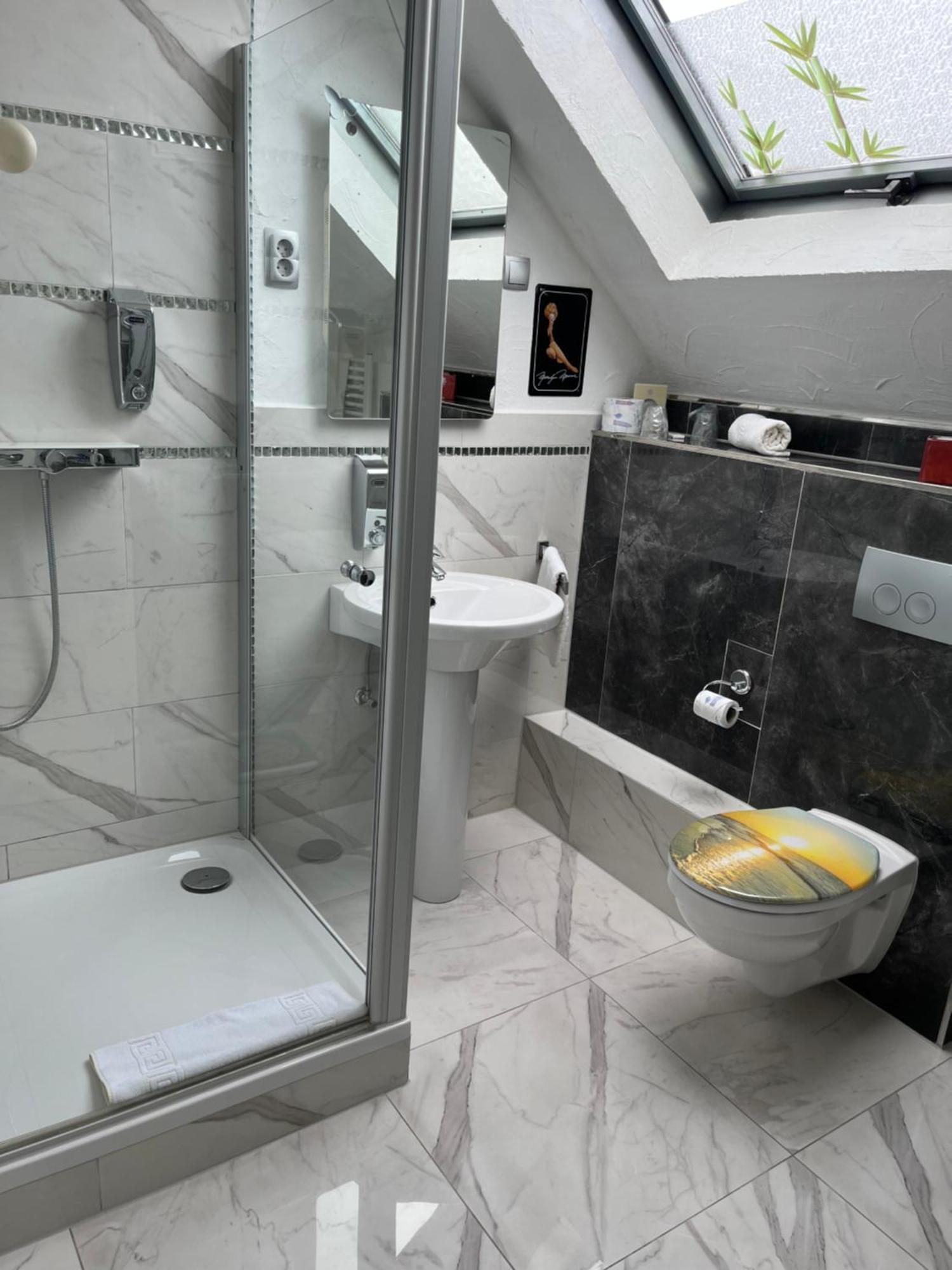 Hotel Karthaeuser Hof Floersheim am Main Екстериор снимка